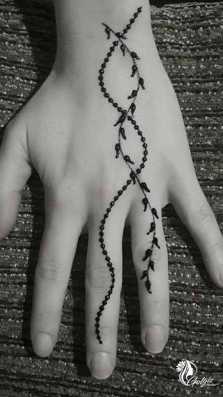 طرح حنا روی پا ساده و شیک